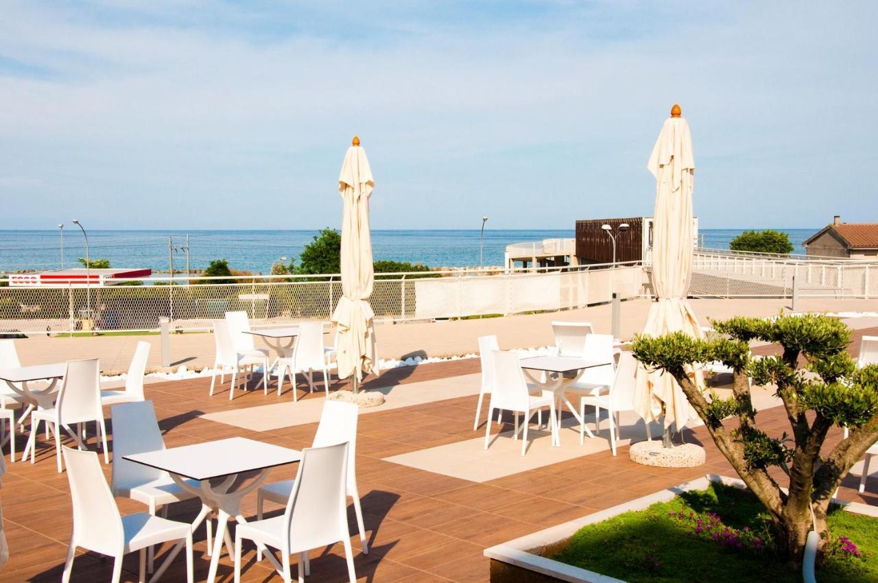 Ambruosi Village Resort & Spa Massignano Bagian luar foto