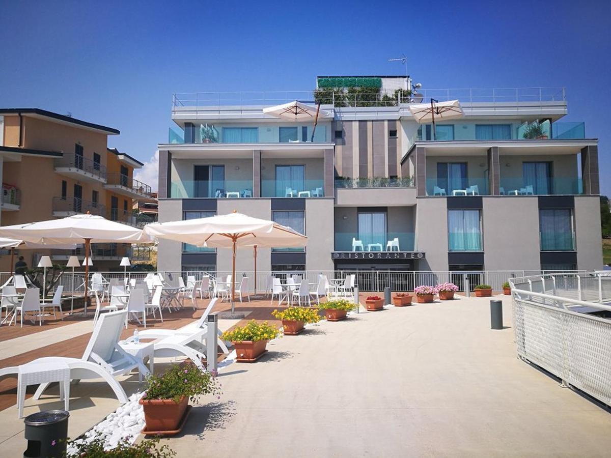 Ambruosi Village Resort & Spa Massignano Bagian luar foto