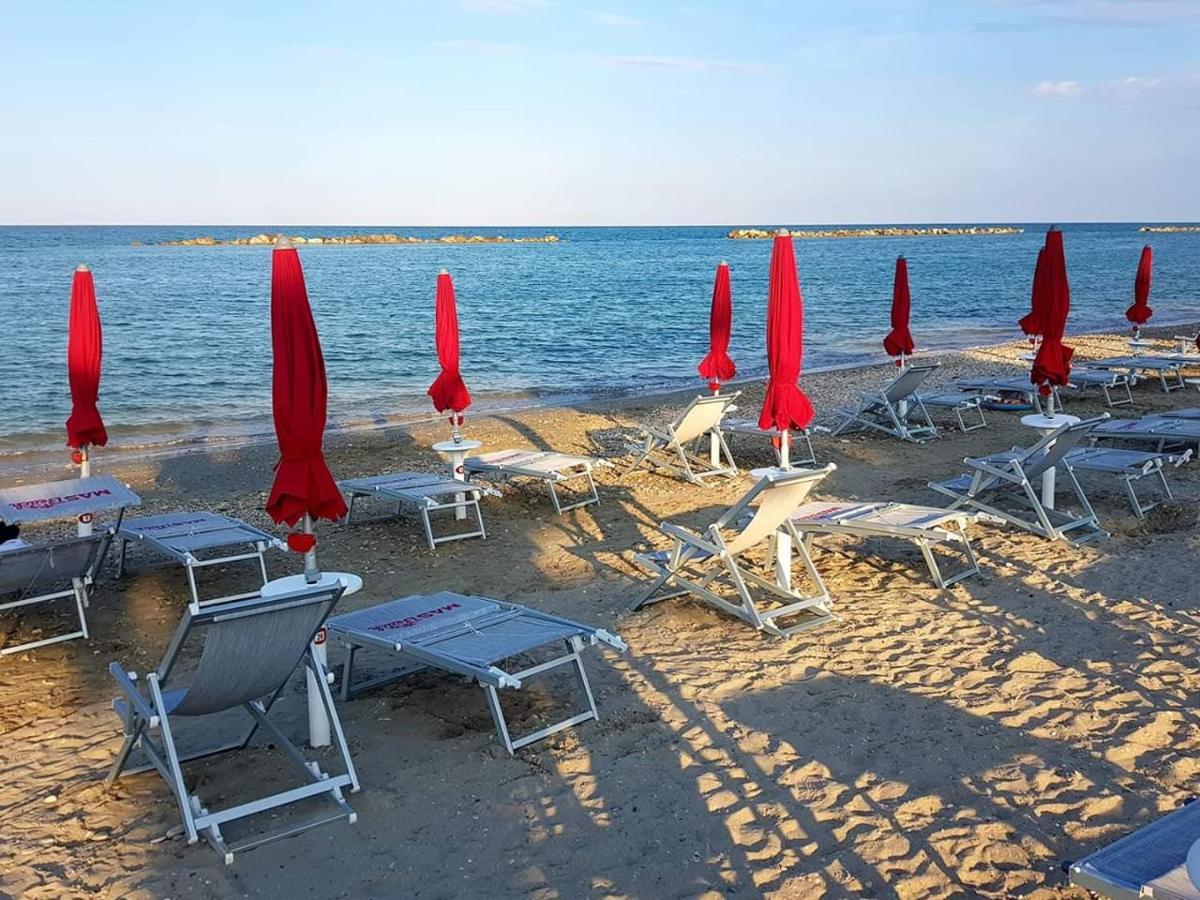 Ambruosi Village Resort & Spa Massignano Bagian luar foto